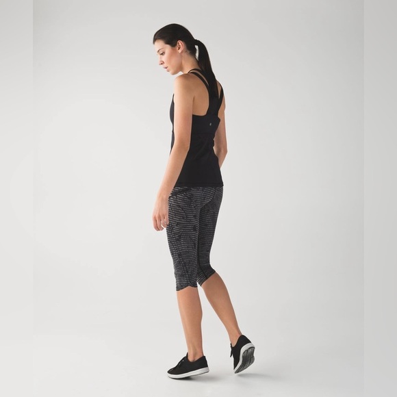 (L2) Lululemon Black and Gray Printed Short Leggings, Size 6 - Picture 13 of 13